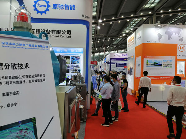 行業(yè)嘉賓與工程師交流實(shí)驗(yàn)型砂磨機(jī)